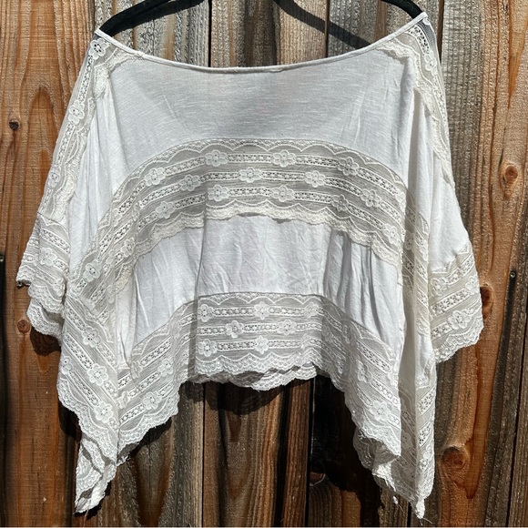 Sheer, lace crop-top.
SIZE: S
COLOR: White
BRAND: Kirra - Picture 2 of 8